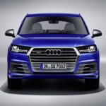 Frontal de un Audi SQ7 de color azul brillante