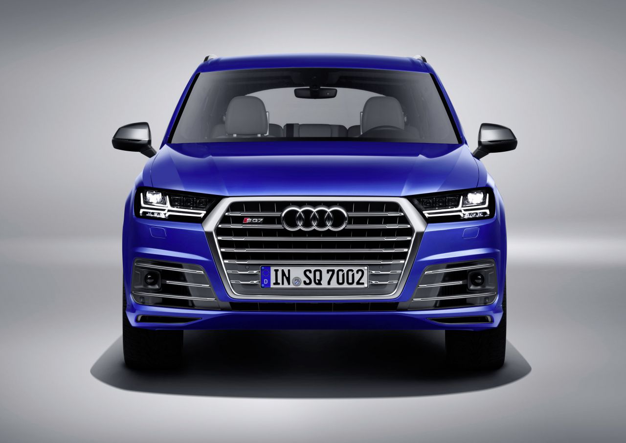 Frontal de un Audi SQ7 de color azul brillante