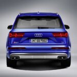 Vista trasera de un Audi SQ7 de color azul