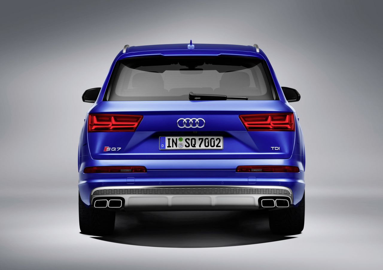 Vista trasera de un Audi SQ7 de color azul
