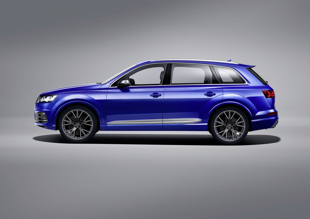 SUV azul brillante visto desde un lado en fondo gris