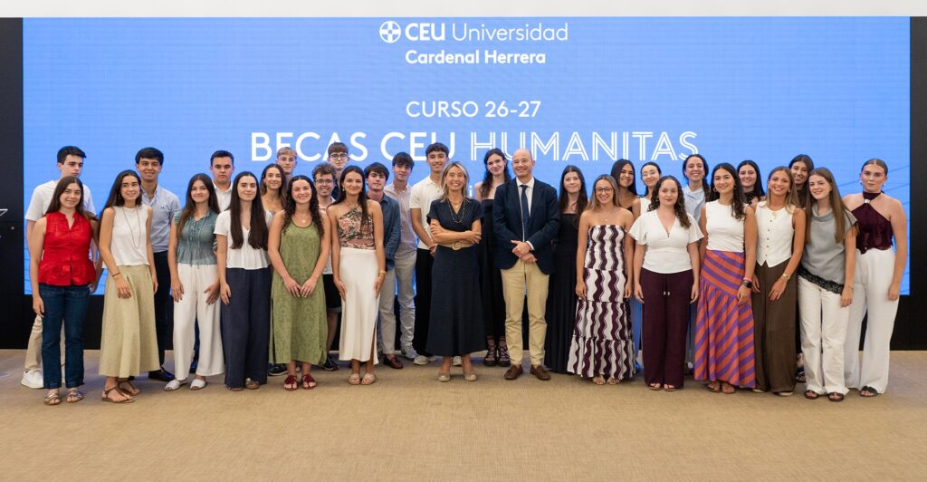 Grupo de estudiantes de las Becas Humanitas en la CEU UCH