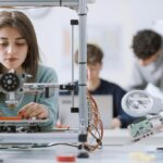 Estudiante trabajando en un proyecto de investigación con tecnología avanzada
