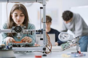 Estudiante trabajando en un proyecto de investigación con tecnología avanzada
