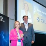 Rosa Visiedo recibiendo un premio en un evento de tecnología