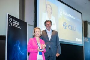 Rosa Visiedo recibiendo un premio en un evento de tecnología
