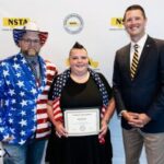 Shaina Martin recibiendo un reconocimiento en la competencia de seguridad de autobuses escolares.