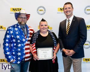Shaina Martin recibiendo un reconocimiento en la competencia de seguridad de autobuses escolares.